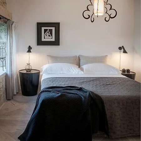 Sleeps 4 With Pool And Wifi